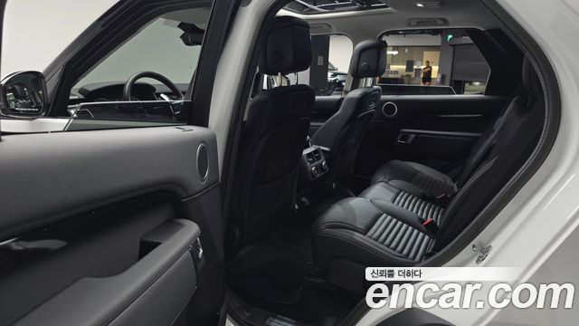Land Rover Discovery 2023 — photo 16