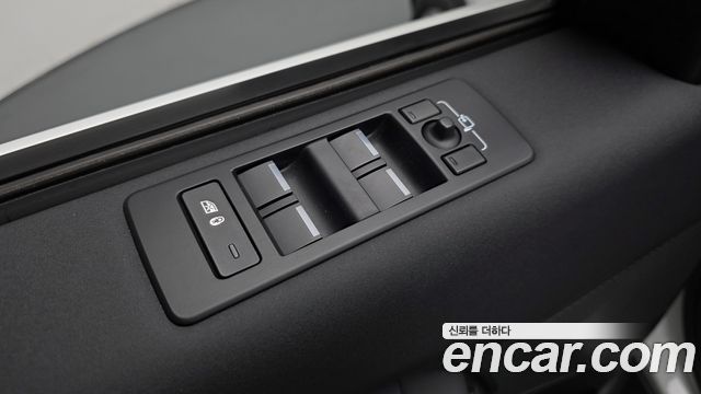 Land Rover Discovery 2023 — photo 27