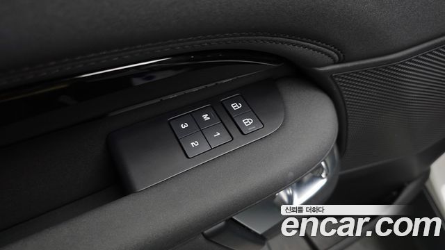 Land Rover Discovery 2023 — photo 28