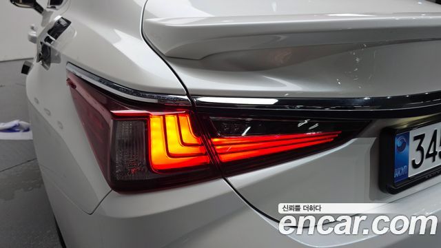 Lexus ES 2025 — photo 9
