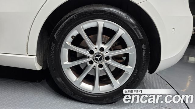 Mercedes-Benz A-Class 2020 — photo 30