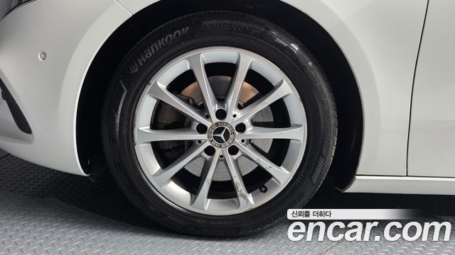 Mercedes-Benz A-Class 2020 — photo 31