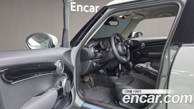 Mini Cooper 2023 — photo 18