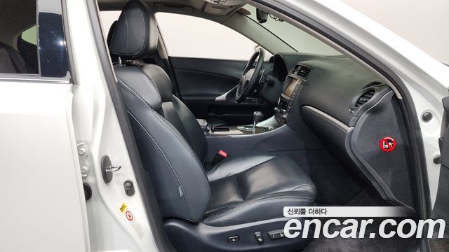 Lexus IS 2011 — photo 11