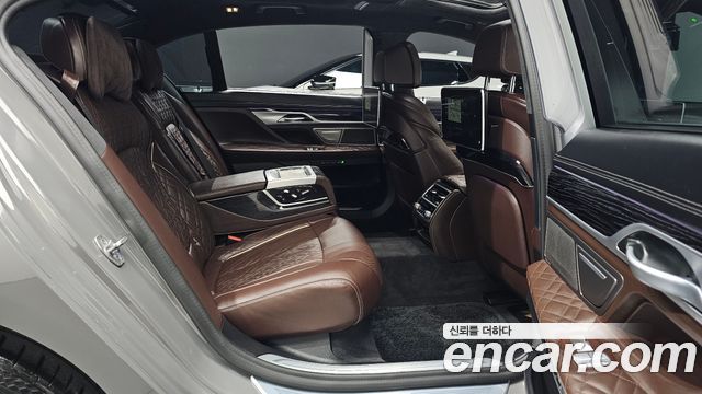 BMW 7-Series 2021 — photo 17