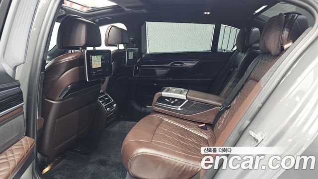BMW 7-Series 2021 — photo 30