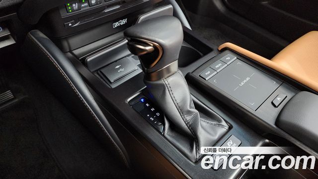 Lexus ES 2022 — photo 12