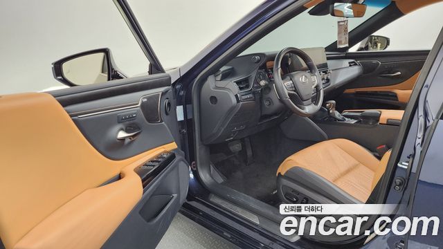 Lexus ES 2022 — photo 13
