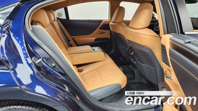 Lexus ES 2022 — photo 17