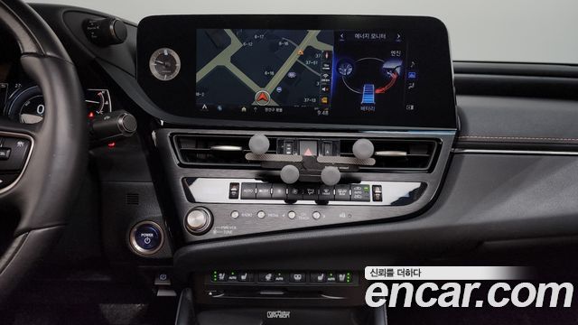 Lexus ES 2022 — photo 19