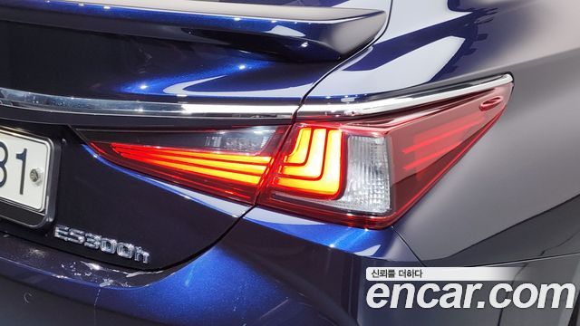 Lexus ES 2022 — photo 9