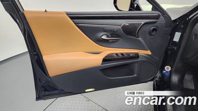 Lexus ES 2022 — photo 14