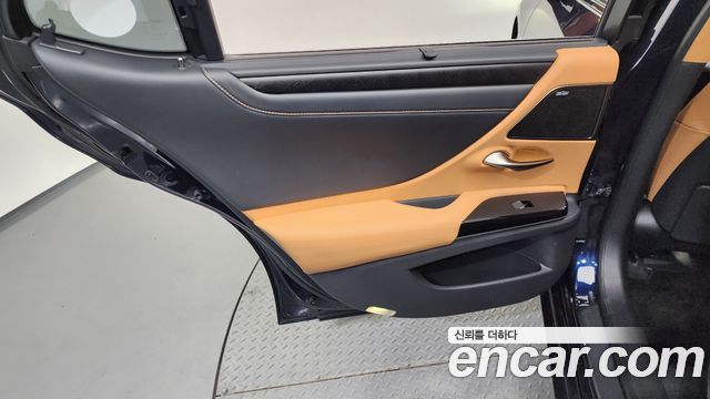 Lexus ES 2022 — photo 15