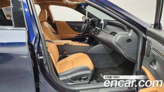Lexus ES 2022 — photo 16