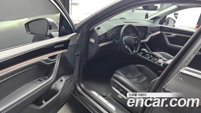 Volkswagen Touareg 2024 — photo 13