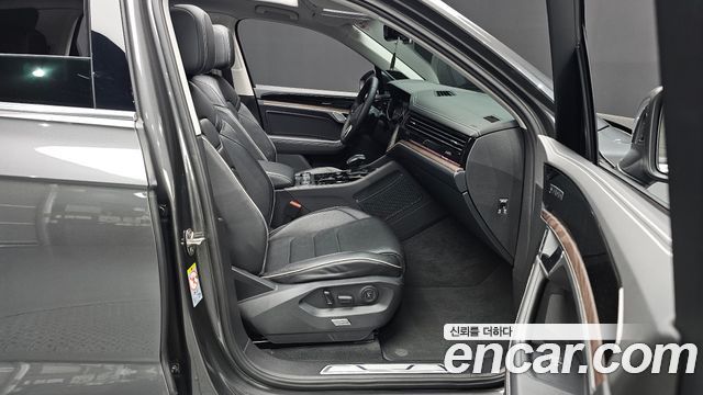 Volkswagen Touareg 2024 — photo 16
