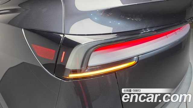 Tesla Model Y 2025 — photo 9