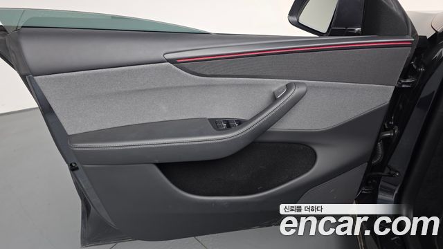 Tesla Model Y 2025 — photo 14