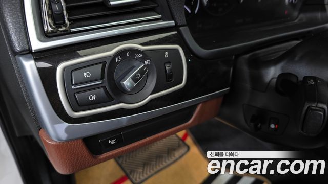BMW 5-Series 2013 — photo 26