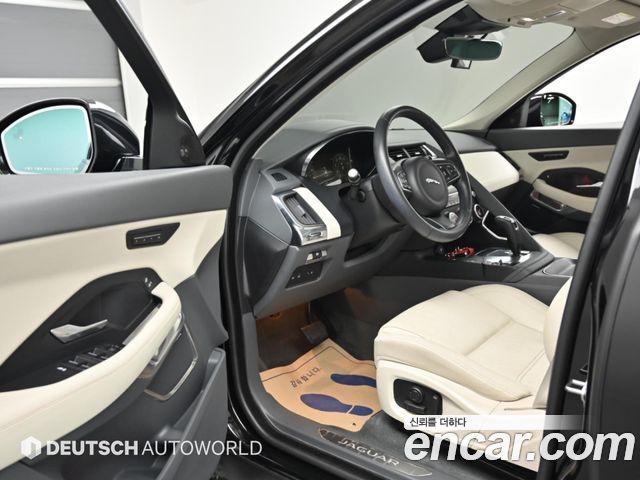 Jaguar E-PACE 2018 — photo 11