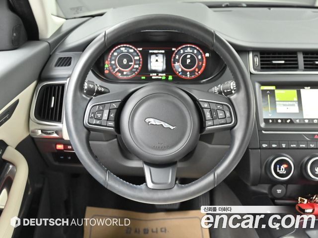 Jaguar E-PACE 2018 — photo 13