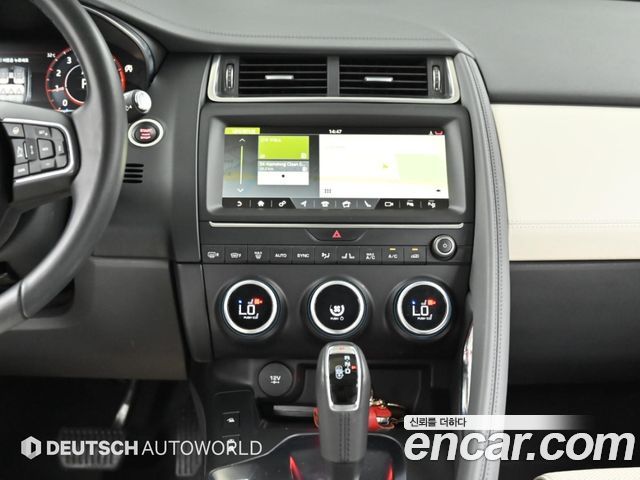 Jaguar E-PACE 2018 — photo 14