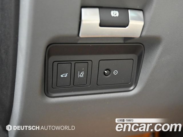 Jaguar E-PACE 2018 — photo 17