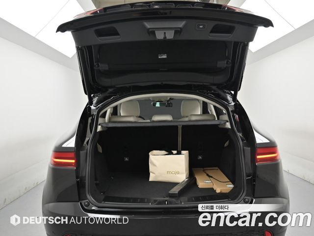 Jaguar E-PACE 2018 — photo 19