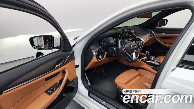 BMW 5-Series 2017 — photo 10