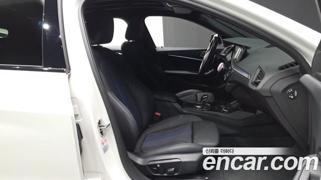 BMW 1-Series 2023 — photo 17