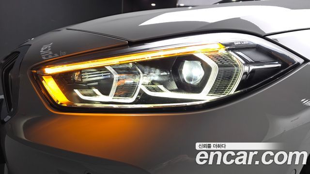 BMW 1-Series 2023 — photo 8