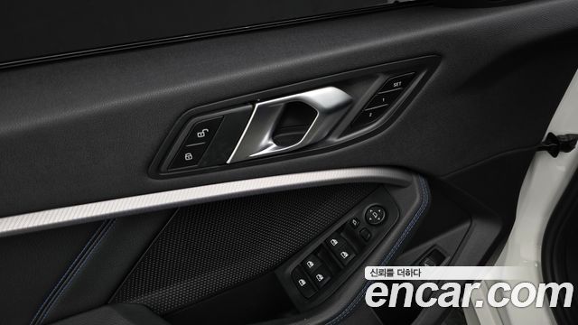 BMW 1-Series 2023 — photo 34
