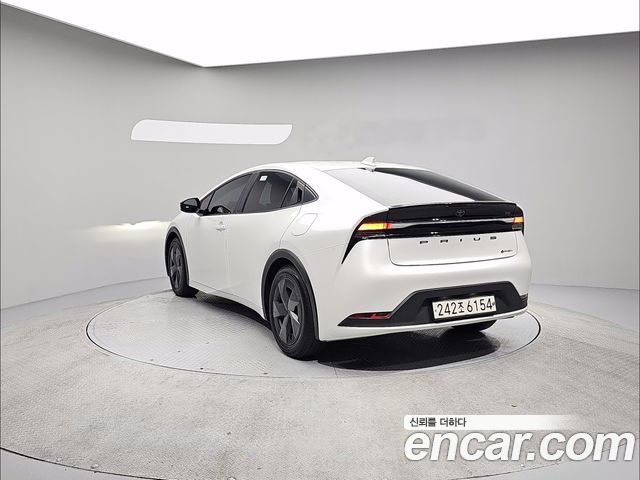 Toyota Prius 2024 — photo 2