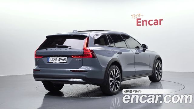 Volvo V60 2023 — photo 2