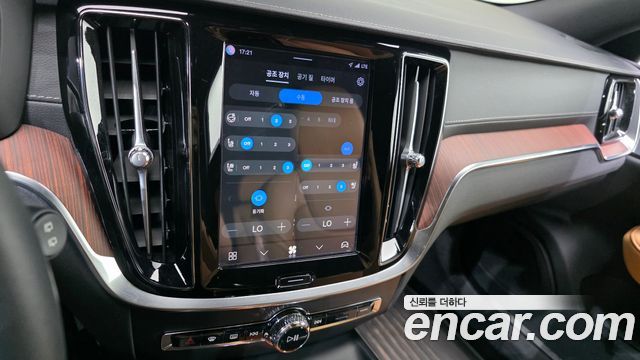 Volvo V60 2023 — photo 23