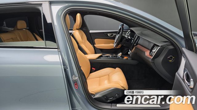Volvo V60 2023 — photo 16