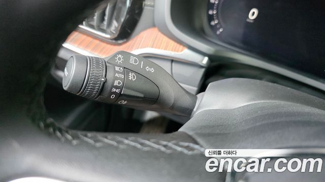 Volvo V60 2023 — photo 29
