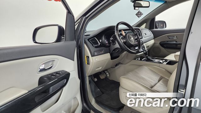 Kia Canival 2015 — photo 10