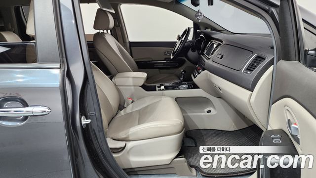 Kia Canival 2015 — photo 11