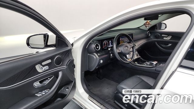 Mercedes-Benz E-Class 2017 — photo 10