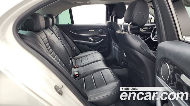 Mercedes-Benz E-Class 2017 — photo 12