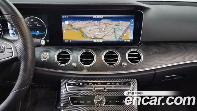 Mercedes-Benz E-Class 2017 — photo 14