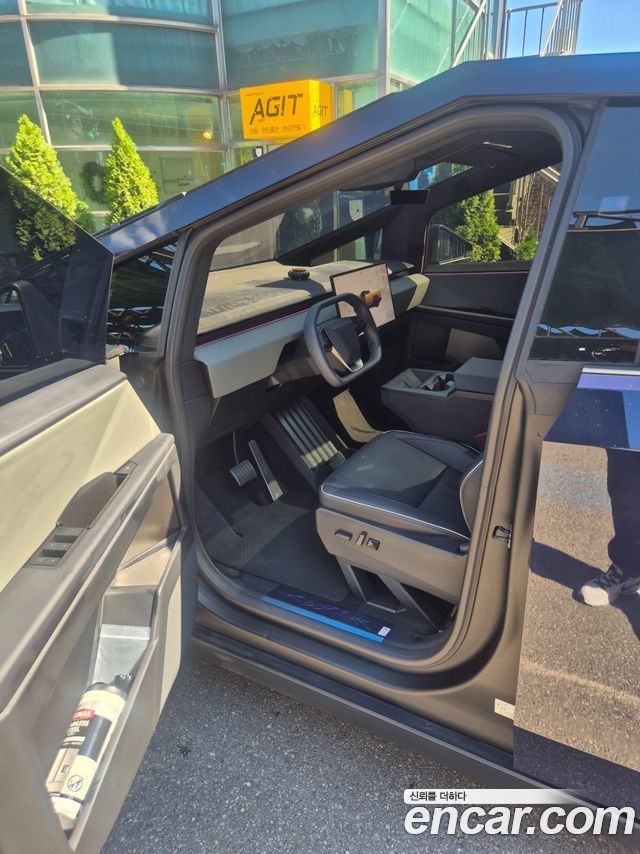 Tesla Cybertruck 2026 — photo 8