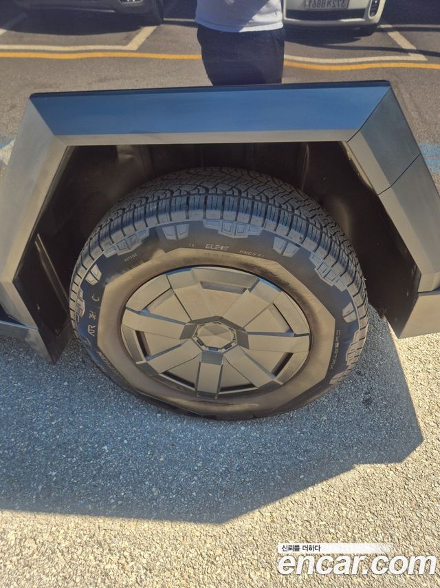 Tesla Cybertruck 2026 — photo 9