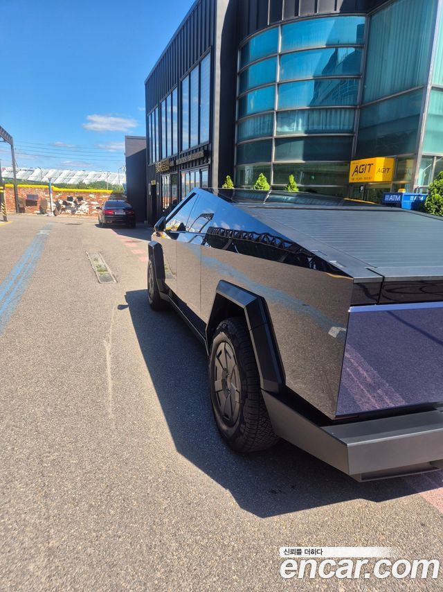Tesla Cybertruck 2026 — photo 10