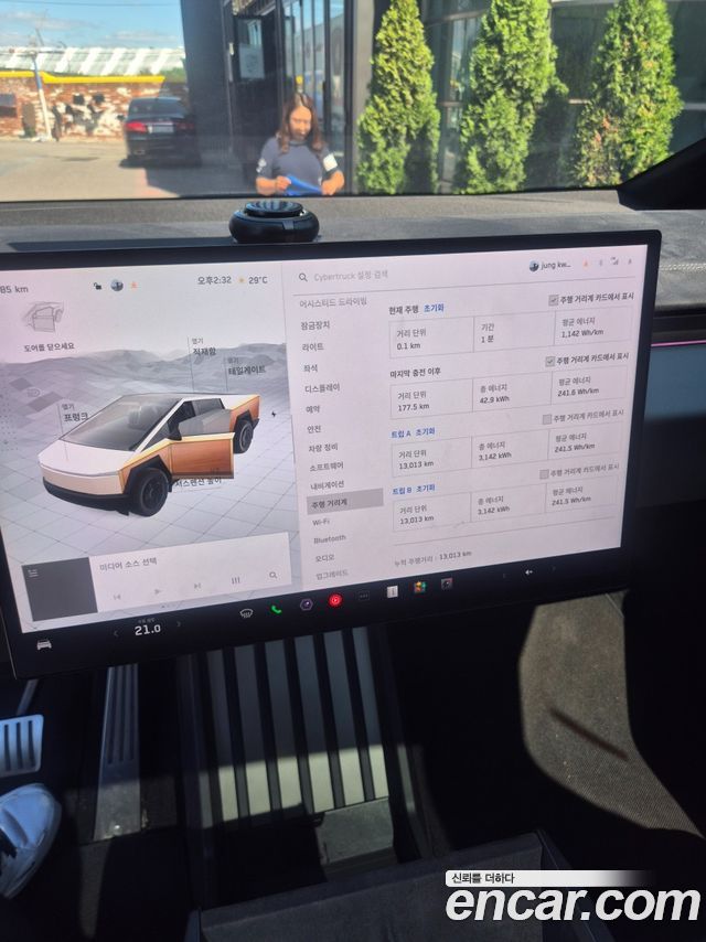 Tesla Cybertruck 2026 — photo 12