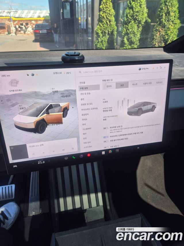 Tesla Cybertruck 2026 — photo 13