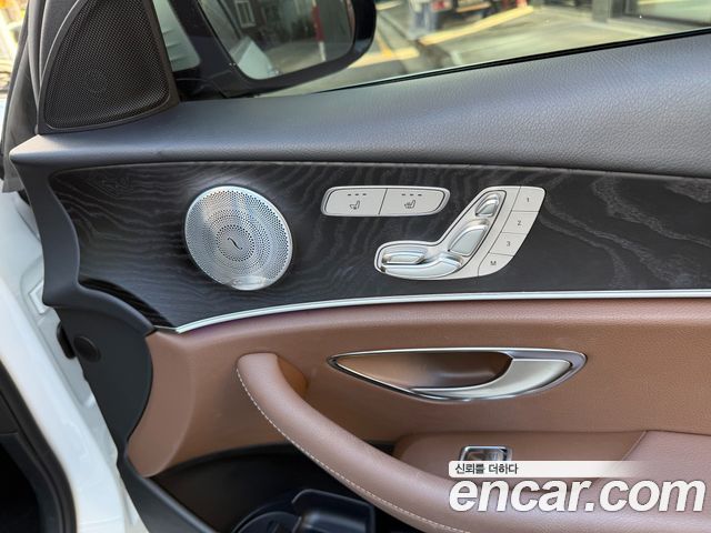 Mercedes-Benz E-Class 2019 — photo 11