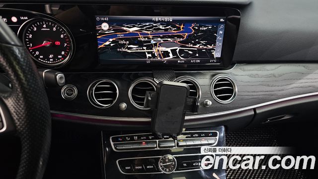 Mercedes-Benz E-Class 2018 — photo 14
