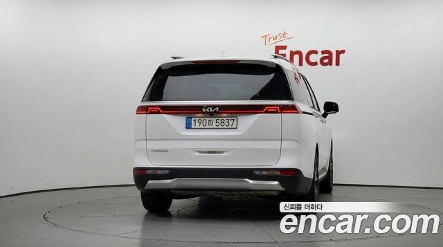 Kia Canival 2023 — photo 4